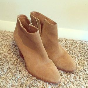 Gently used size 8 heels.